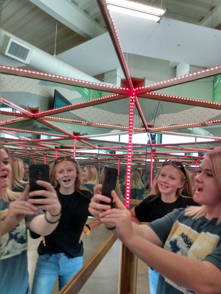 Click image for larger version

Name:	girl_mirror_photo_stitch_anomaly1.jpg
Views:	53
Size:	414.8 KB
ID:	52492